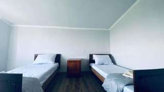 Отель Byurakan Guesthouse Бюракан Двухместный номер Делюкс с 1 кроватью или 2 отдельными кроватями, вид на горы-5