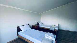 Отель Byurakan Guesthouse Бюракан Двухместный номер Делюкс с 1 кроватью или 2 отдельными кроватями, вид на горы-7