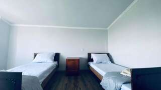 Отель Byurakan Guesthouse Бюракан Двухместный номер Делюкс с 1 кроватью или 2 отдельными кроватями, вид на горы-3